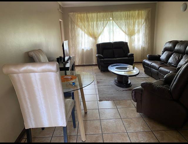 2 BEDROOM APARTMENT FOR SALE IN VANDERBIJLPARK CW 3